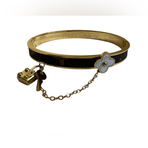 Goldstone bracelet with white flower and Lock and key accents - Picture 4 of 7